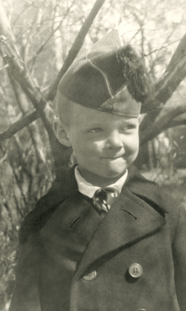 Портрет сына во дворе дома 10 на Житной улице, 1936 год, г. Москва. Автор – Борис Александрович Баш (Шишлянников) (1901–1942), фотограф, кинооператор и режиссер. Пилотка с кисточкой – «испанка».