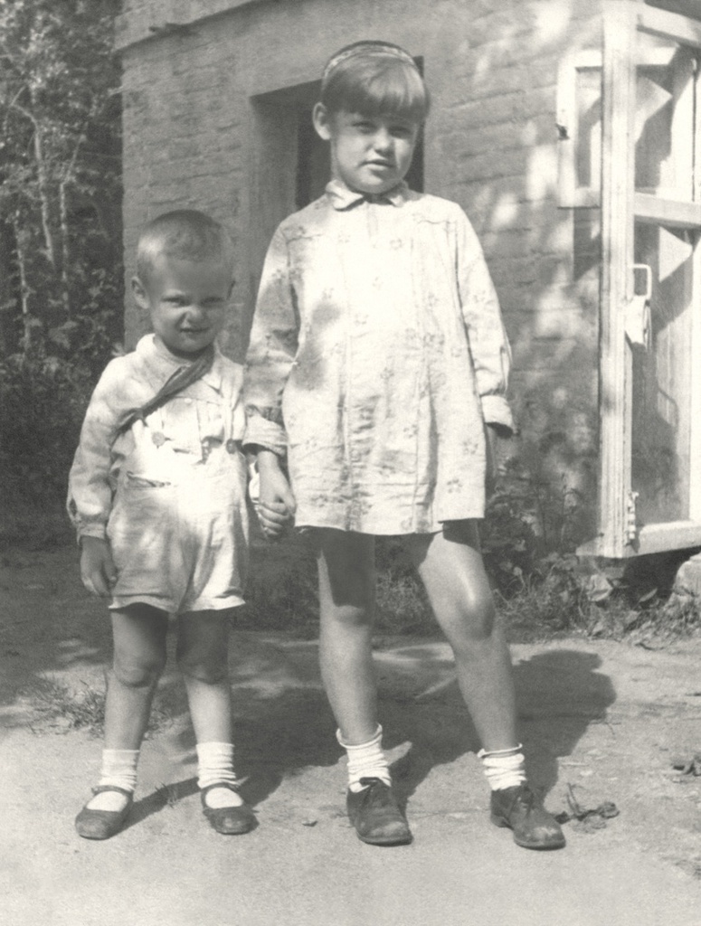 Портрет сына и соседской девочки во дворе дома 10 на Житной улице, 1935 год, г. Москва. Автор – Борис Александрович Баш (Шишлянников) (1901–1942), фотограф, кинооператор и режиссер.