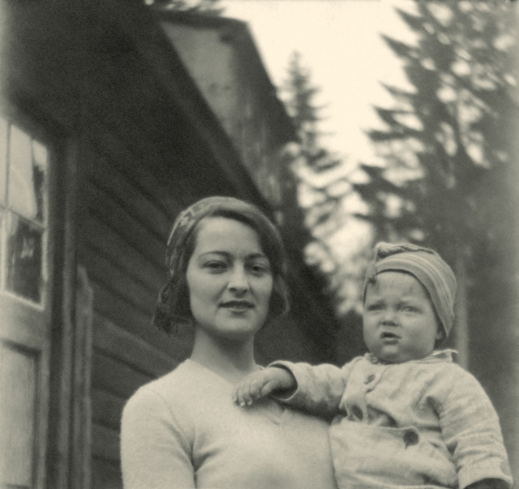 Портрет жены и сына на даче, 1933 год, Московская обл,, г. Клязьма. Автор – Борис Александрович Баш (Шишлянников) (1901–1942), фотограф, кинооператор и режиссер.