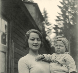 Портрет жены и сына на даче, 1933 год, Московская обл,, г. Клязьма. Автор – Борис Александрович Баш (Шишлянников) (1901–1942), фотограф, кинооператор и режиссер.