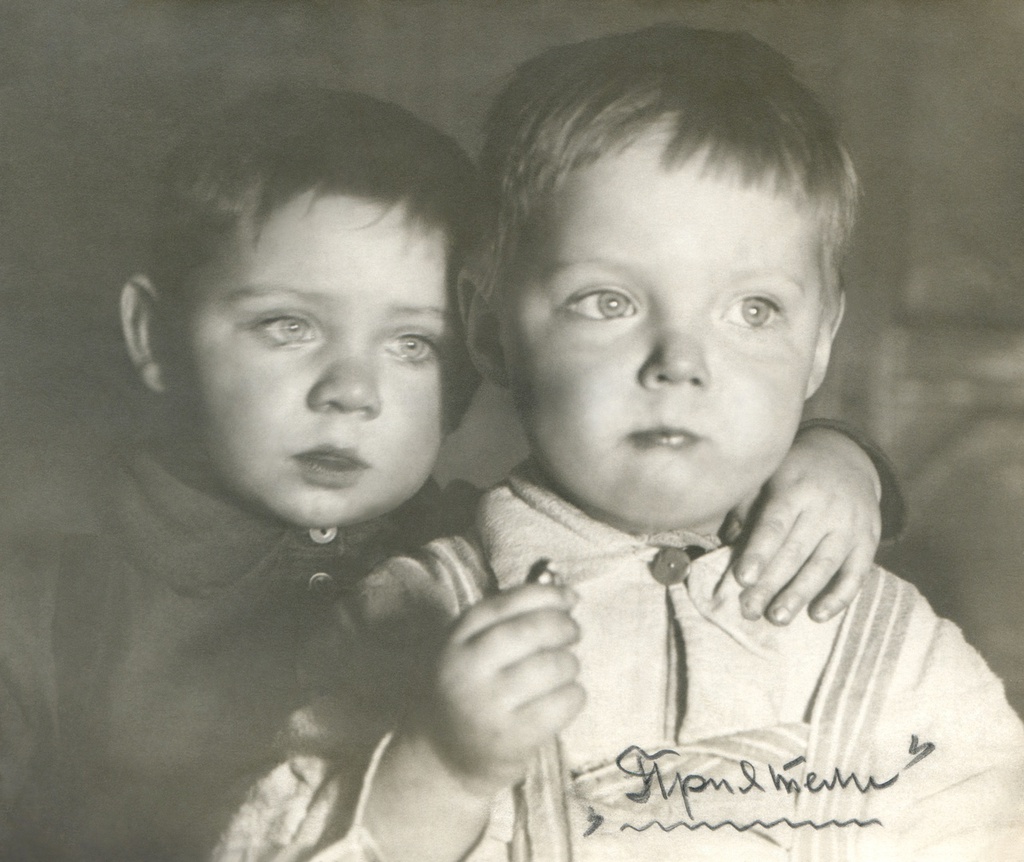 Приятели. Портрет сына и соседского мальчика (слева) в комнате, 1935 год, г. Москва. Комната на верхнем этаже в коммунальной квартире, метров 15-20, где жил автор с женой, сыном и тещей. Автор – Борис Александрович Баш (Шишлянников) (1901–1942), фотограф, кинооператор и режиссер. Ручная ретушь и подпись автора.