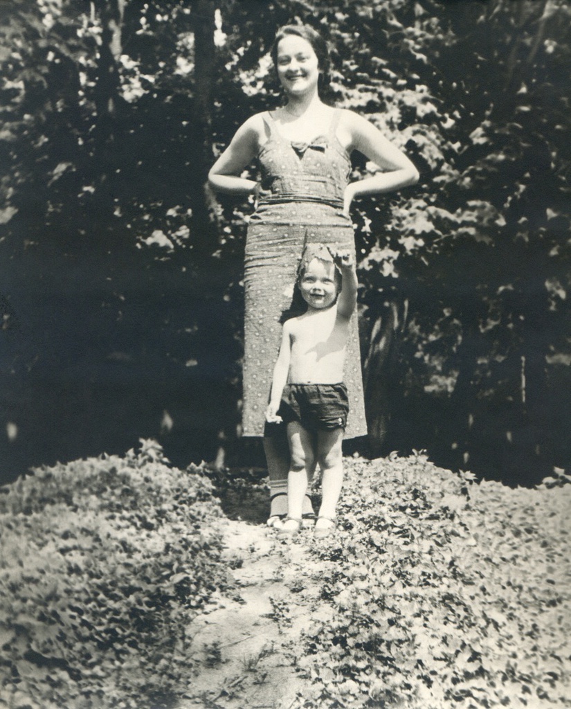 Портрет жены и сына на клумбе во дворе дома 10 на Житной улице, 1935 год, г. Москва. Автор – Борис Александрович Баш (Шишлянников) (1901–1942), фотограф, кинооператор и режиссер.