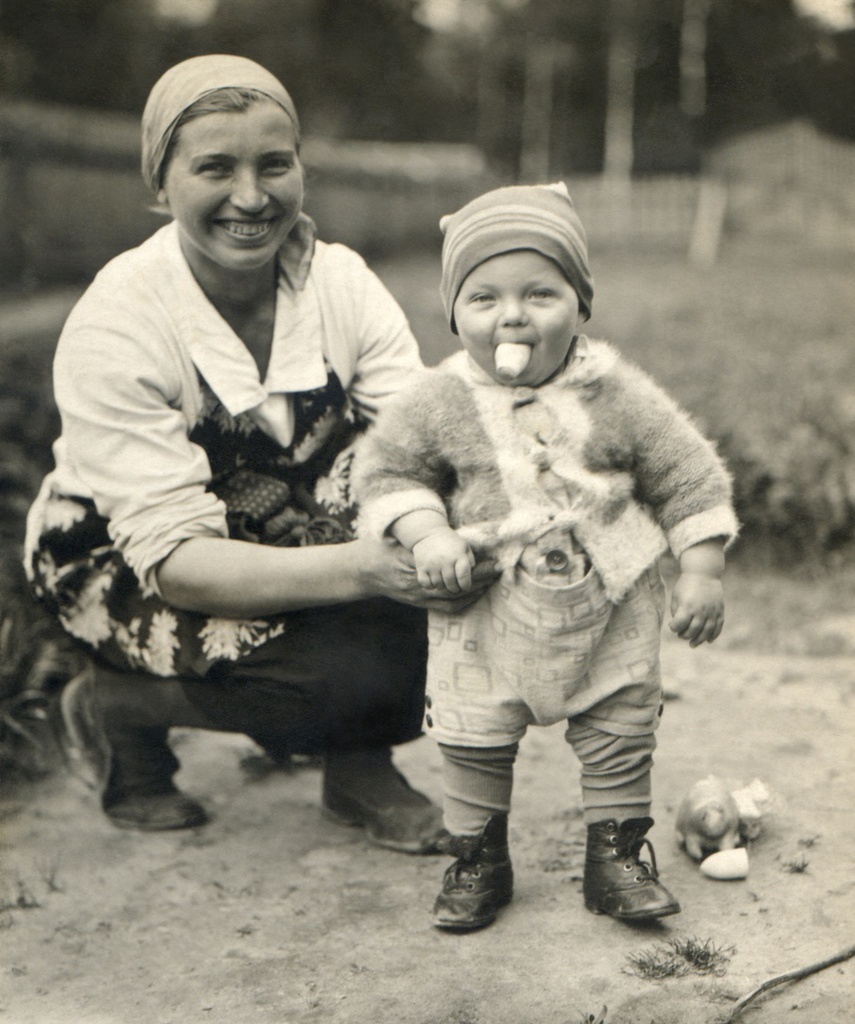 Портрет сына и домработницы Лиды на даче, 1933 год, Московская обл., г. Клязьма. Автор – Борис Александрович Баш (Шишлянников) (1901–1942), фотограф, кинооператор и режиссер.