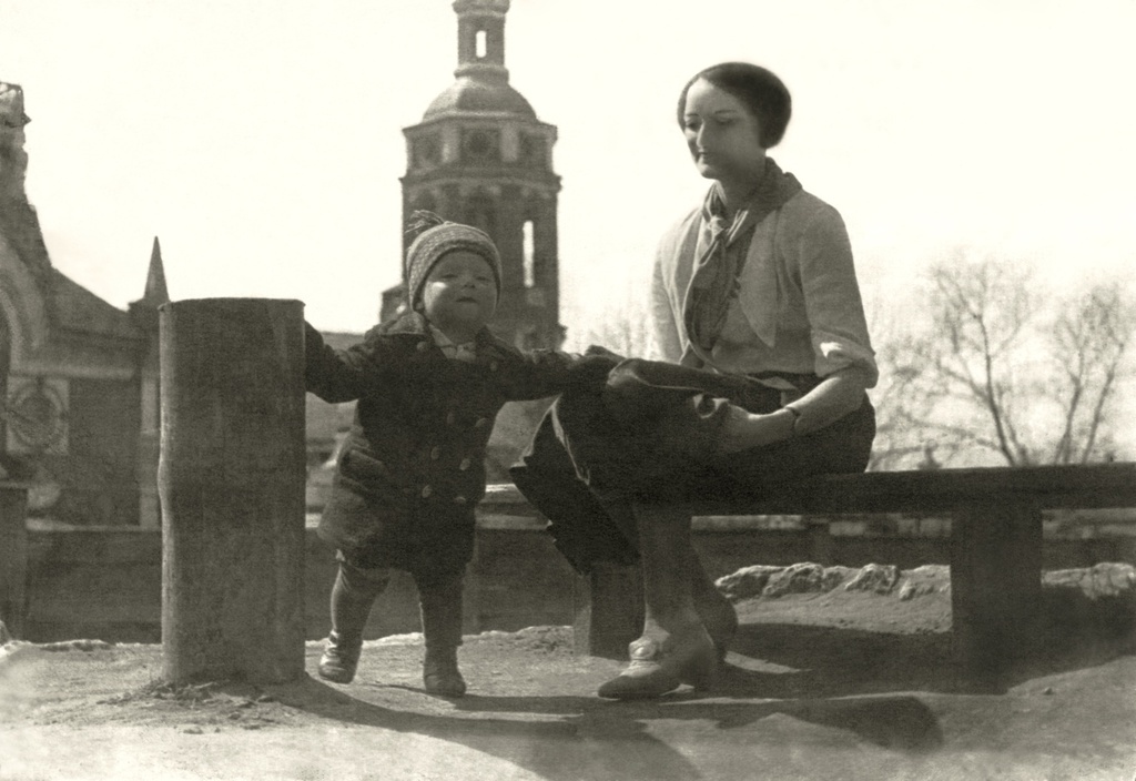 На прогулке с мамой, 1935 год, г. Москва. Позади – церковь Иоанна-Воина на Якиманке. Автор – Борис Александрович Баш (Шишлянников) (1901–1942), фотограф, кинооператор и режиссер.