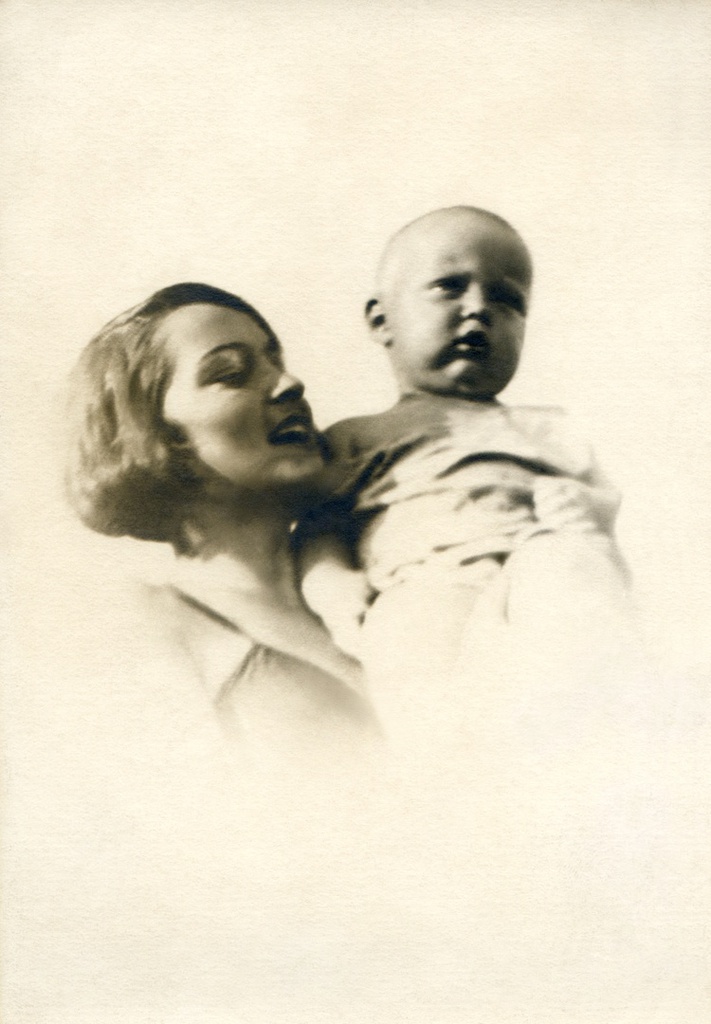 Портрет жены и сына на даче, 1932 - 1933. Автор – Борис Александрович Баш (Шишлянников) (1901–1942), фотограф, кинооператор и режиссер. Ручная маска автора при печати фото.