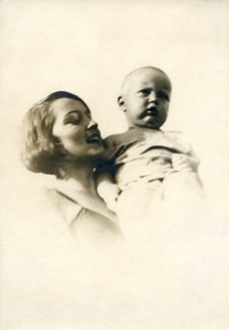 Портрет жены и сына на даче, 1932 - 1933. Автор – Борис Александрович Баш (Шишлянников) (1901–1942), фотограф, кинооператор и режиссер. Ручная маска автора при печати фото.