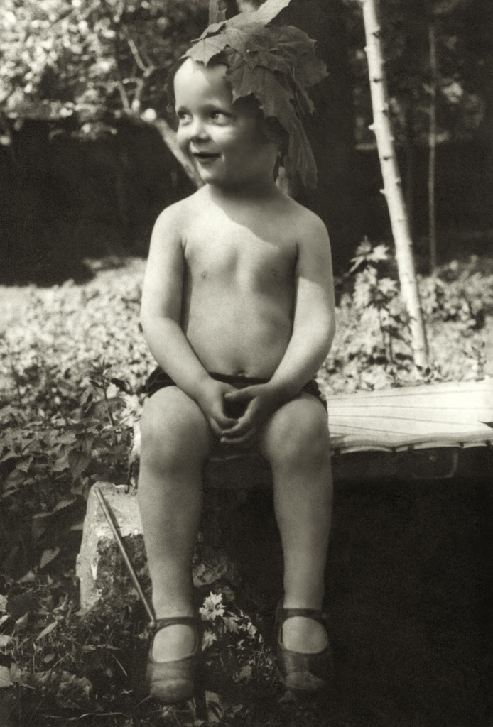 Портрет сына во дворе дома 10 на Житной улице, 1935 год, г. Москва. Автор – Борис Александрович Баш (Шишлянников) (1901–1942), фотограф, кинооператор и режиссер.