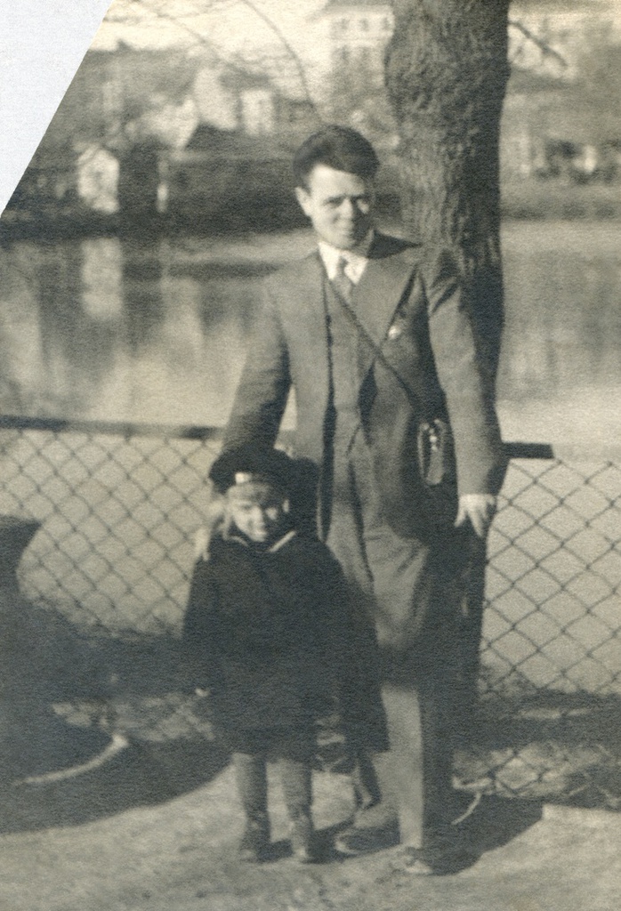 Портрет мужа и сына у Малого пруда в зоопарке, 1936 год, г. Москва