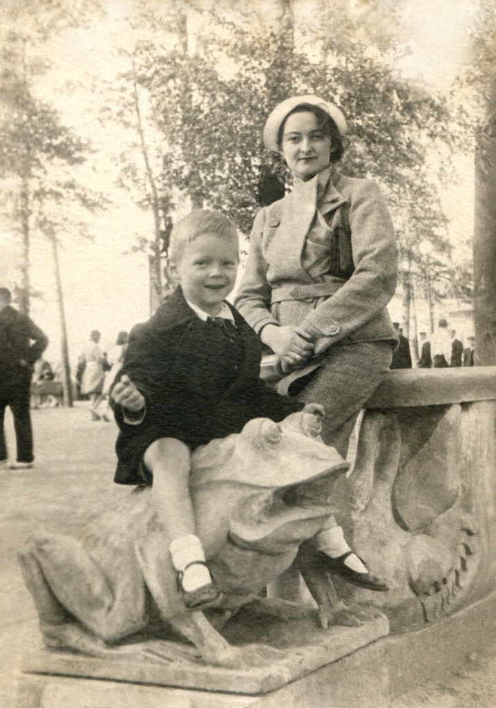 Портрет жены и сына. Скульптурная группа на Большом Пионерском пруду в ЦПКиО имени Горького, 1936 год, г. Москва. Позади – набережная Москвы-реки в ЦПКиО имени Горького. Автор – Борис Александрович Баш (Шишлянников) (1901–1942), фотограф, кинооператор и режиссер. Цвет фото от автора.