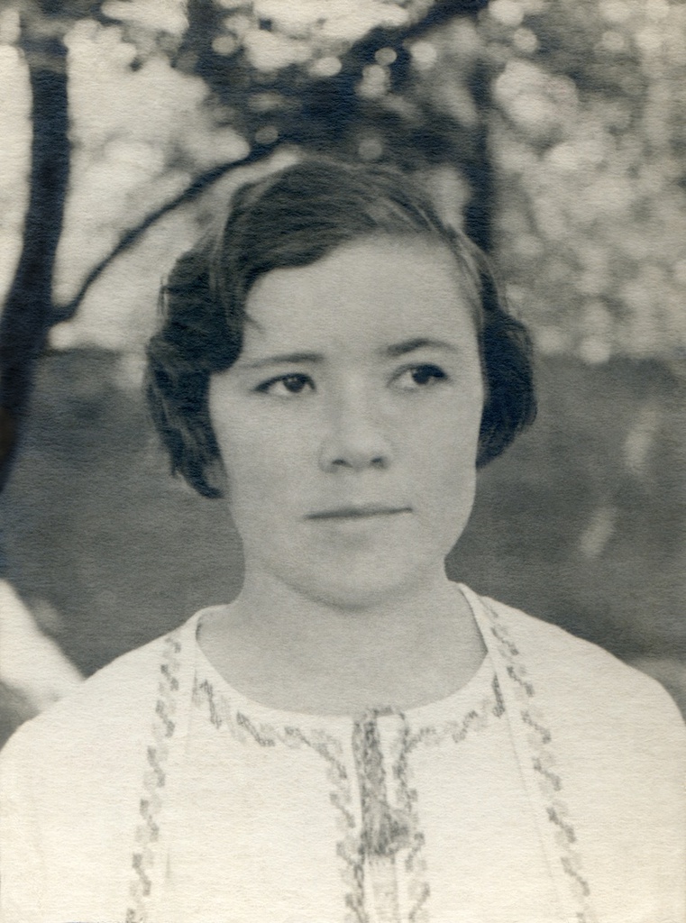 Портрет сестры во дворе дома 10 на Житной улице, 1936 год, г. Москва. Родная сестра автора, Раиса Александровна (по мужу – Юношева).  Автор – Борис Александрович Баш (Шишлянников) (1901–1942), фотограф, кинооператор и режиссер.