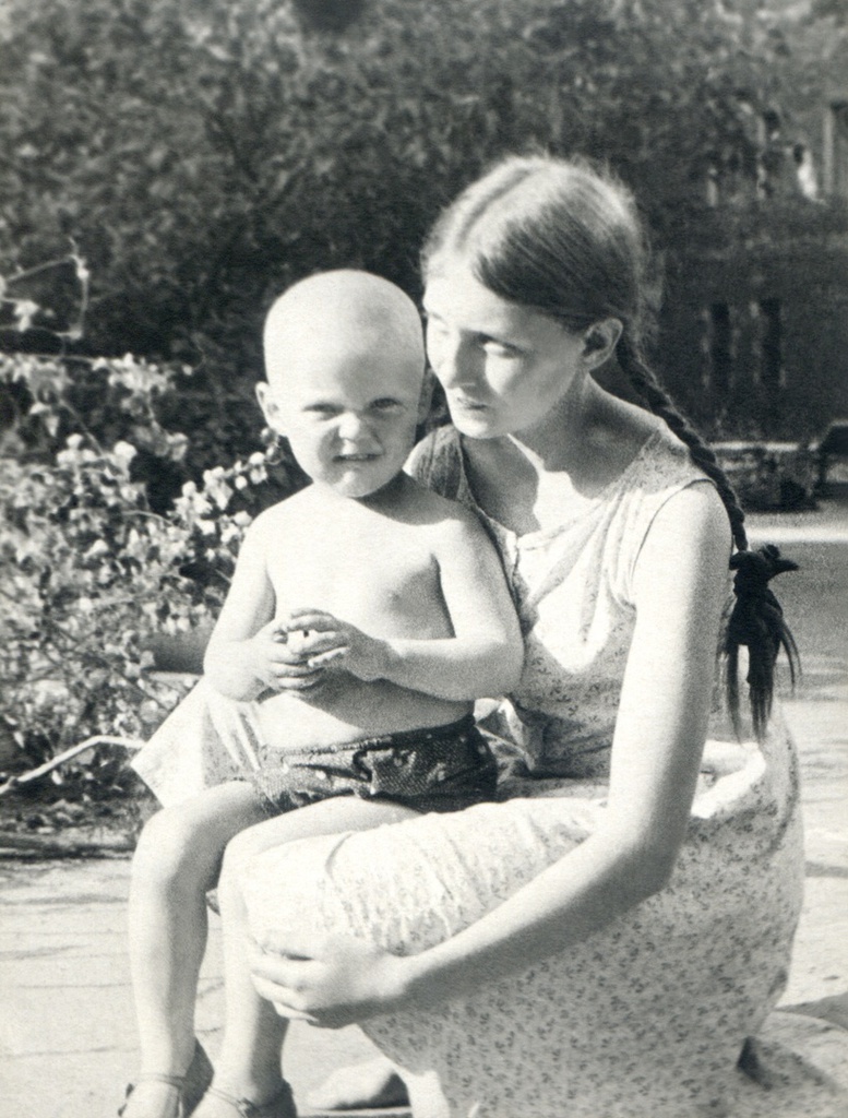 Портрет сына и соседской девочки во дворе дома 10 на Житной улице, 1934 год, г. Москва. Автор – Борис Александрович Баш (Шишлянников) (1901–1942), фотограф, кинооператор и режиссер.