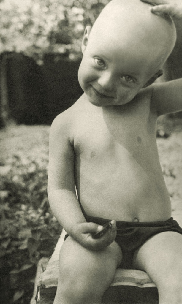 Портрет сына во дворе дома 10 на Житной улице, 1935 год, г. Москва. Автор – Борис Александрович Баш (Шишлянников) (1901–1942), фотограф, кинооператор и режиссер.