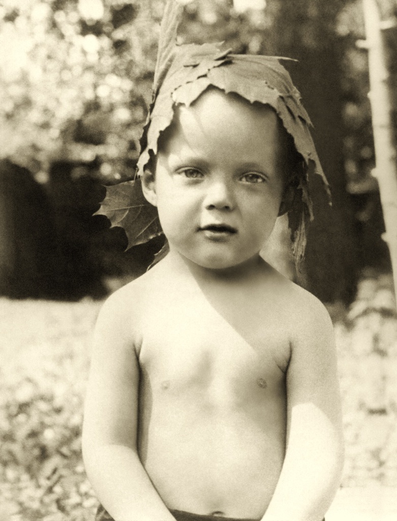 Портрет сына во дворе дома 10 на Житной улице, 1935 год, г. Москва. Автор – Борис Александрович Баш (Шишлянников) (1901–1942), фотограф, кинооператор и режиссер.