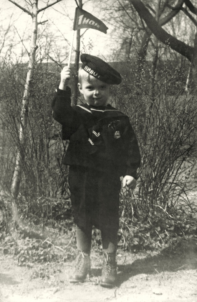 Портрет сына во дворе дома 10 на Житной улице, 1936 год, Москва