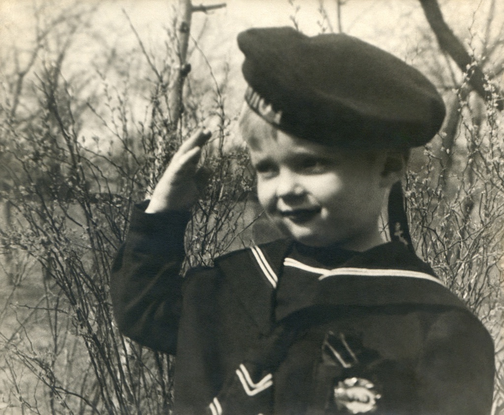 Портрет сына во дворе дома 10 на Житной улице, 1936 год, г. Москва. Автор – Борис Александрович Баш (Шишлянников) (1901–1942), фотограф, кинооператор и режиссер.