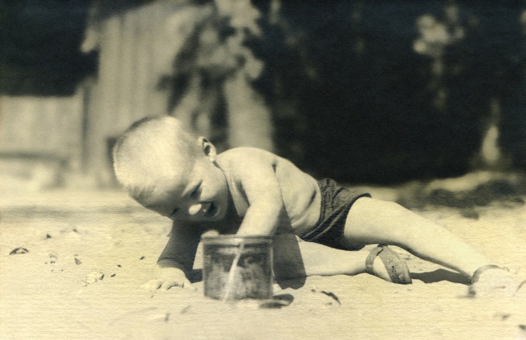 Портрет сына во дворе дома 10 на Житной улице, 1934 год, г. Москва. Автор – Борис Александрович Баш (Шишлянников) (1901–1942), фотограф, кинооператор и режиссер. Цвет фото от автора.