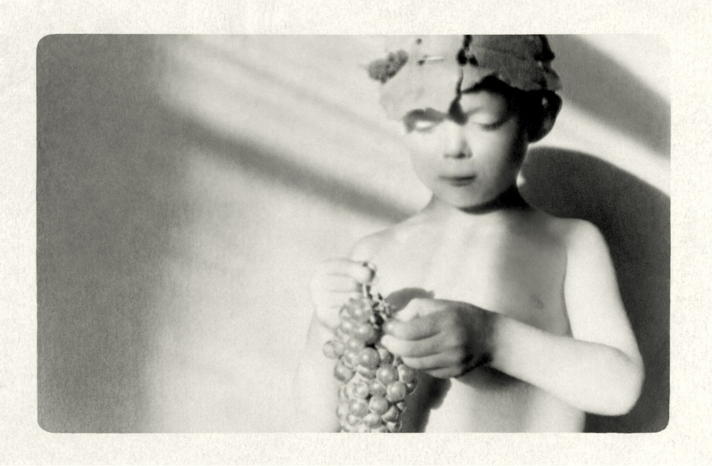 Портрет сына в комнате, 1935 год, г. Москва. Комната на верхнем этаже в коммунальной квартире, метров 15-20, где жил автор с женой, сыном и тещей. Автор – Борис Александрович Баш (Шишлянников) (1901–1942), фотограф, кинооператор и режиссер.