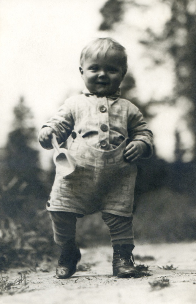 Портрет сына на даче, 1933 год, Московская обл., г. Клязьма. Автор – Борис Александрович Баш (Шишлянников) (1901–1942), фотограф, кинооператор и режиссер.