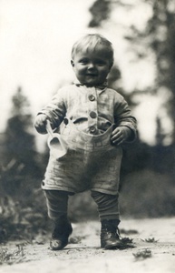 Портрет сына на даче, 1933 год, Московская обл., г. Клязьма. Автор – Борис Александрович Баш (Шишлянников) (1901–1942), фотограф, кинооператор и режиссер.