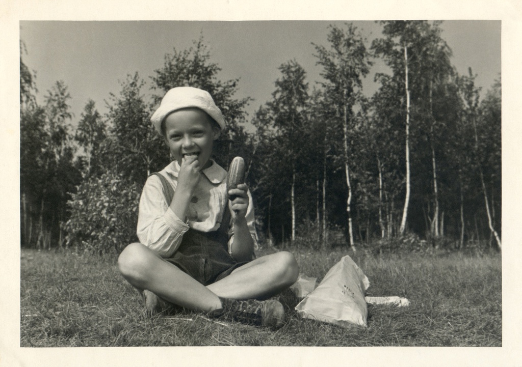 Портрет сына на даче, 1938 год, Московская обл.. Автор – Борис Александрович Баш (Шишлянников) (1901–1942), фотограф, кинооператор и режиссер.