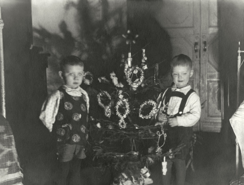 Новогодняя елка. Портрет сына и соседского мальчика (слева) в комнате, 20 декабря 1935 - 31 января 1936, г. Москва. Комната на верхнем этаже в коммунальной квартире, метров 15-20, где жил автор с женой, сыном и тещей. Автор – Борис Александрович Баш (Шишлянников) (1901–1942), фотограф, кинооператор и режиссер.
