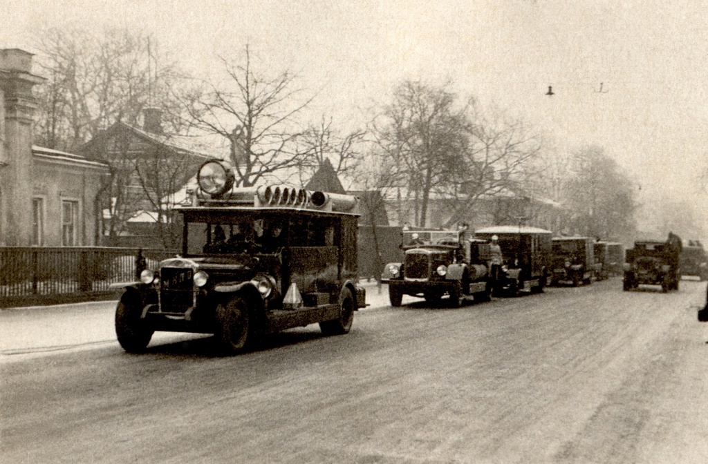 Пожарный обоз на Житной улице, 1932 год, г. Москва. По центру, за 3-м автомобилем — старый дом 10 на Житной улице. Фото из коллекции&nbsp;Д. В. Сизова.