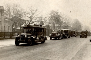 Пожарный обоз на Житной улице, 1932 год, г. Москва. По центру, за 3-м автомобилем — старый дом 10 на Житной улице. Фото из коллекции&nbsp;Д. В. Сизова.