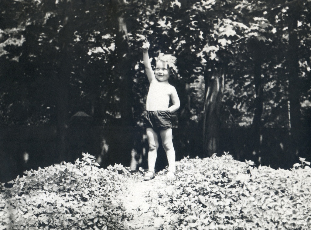 Портрет сына на клумбе во дворе дома 10 на Житной улице, 1935 год, г. Москва. Автор – Борис Александрович Баш (Шишлянников) (1901–1942), фотограф, кинооператор и режиссер.