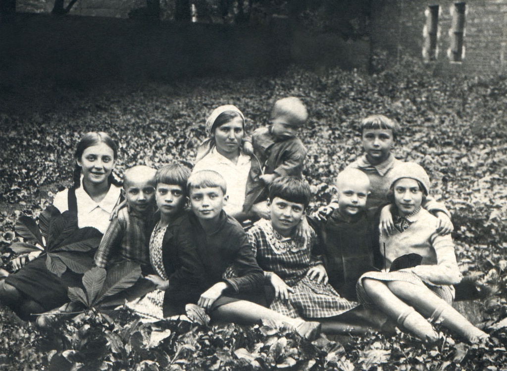 Соседские дети во дворе дома 10 на Житной улице, 1934 год, г. Москва. Позади детей, на руках у домработницы Лиды – сын автора (2 года). Автор – Борис Александрович Баш (Шишлянников) (1901–1942), фотограф, кинооператор и режиссер.