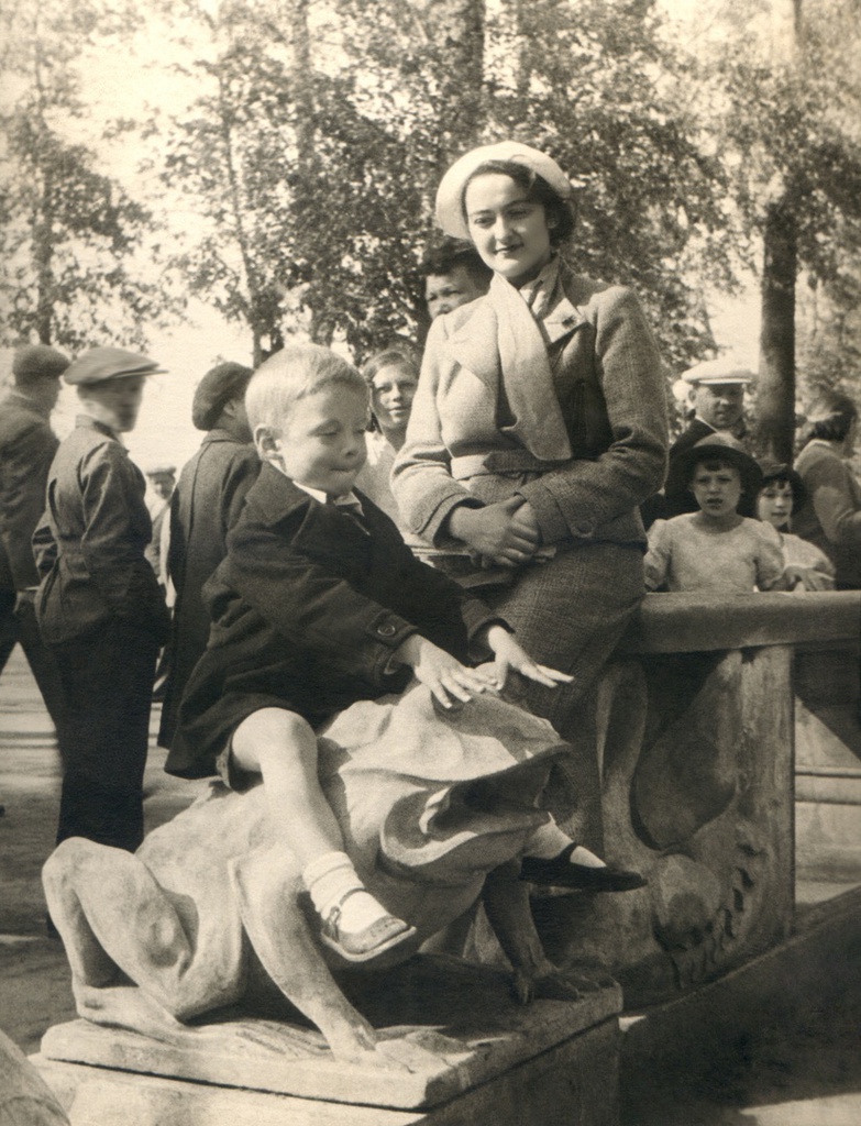 Портрет жены и сына. Скульптурная группа на Большом Пионерском пруду в ЦПКиО имени Горького, 1936 год, г. Москва