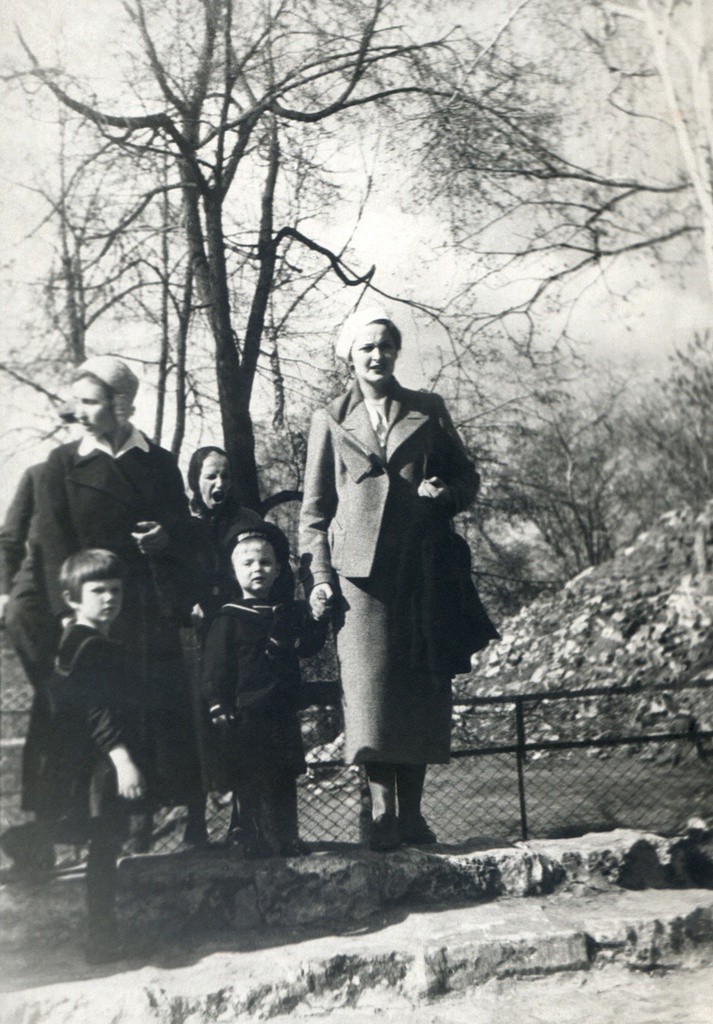 Портрет жены (справа, в белой шляпке) и сына (в детском костюме моряка) у вольера в зоопарке, 1936 год, г. Москва