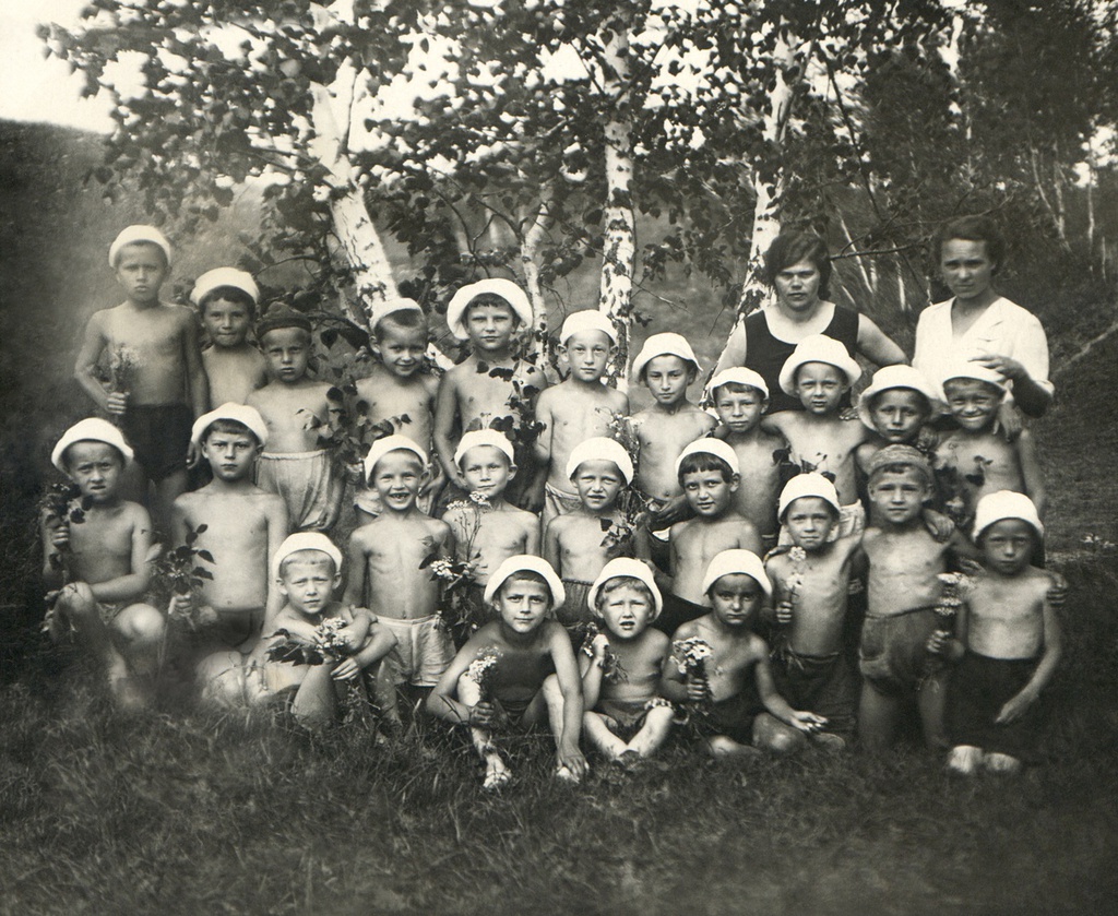 Портрет сына в летнем детском саду, 1936 год, Московская обл., Раменский городской округ, Верейское сельское поселение. Он сидит на земле, крайний справа в первом ряду.