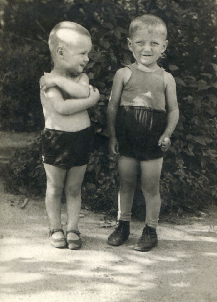 Портрет сына (слева) и соседского мальчика во дворе дома 10 на Житной улице, 1935 год, г. Москва. Фото подписано:&nbsp;«Чете Калашовых». Вероятно, Калашов – фамилия соседского мальчика. Автор – Борис Александрович Баш (Шишлянников) (1901–1942), фотограф, кинооператор и режиссер.