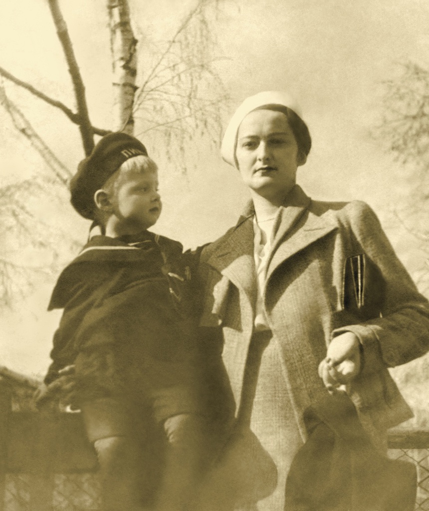 Портрет жены и сына в зоопарке, 1936 год, г. Москва. Автор – Борис Александрович Баш (Шишлянников) (1901–1942), фотограф, кинооператор и режиссер.&nbsp;