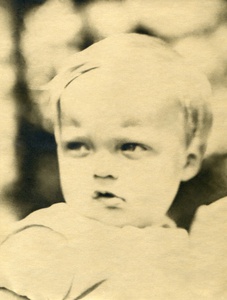 Портрет сына на даче, 1932 - 1933, Московская обл., г. Клязьма. Автор – Борис Александрович Баш (Шишлянников) (1901–1942), фотограф, кинооператор и режиссер. Цвет фото от автора.