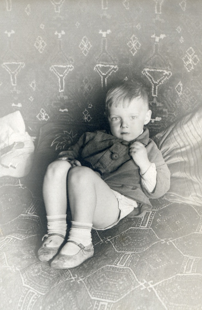 Портрет сына в комнате, 1936 год, г. Москва. Комната на верхнем этаже в коммунальной квартире, метров 15-20, где жил автор с женой, сыном и тещей. Ручная маска автора при печати фото. Автор – Борис Александрович Баш (Шишлянников) (1901–1942), фотограф, кинооператор и режиссер.