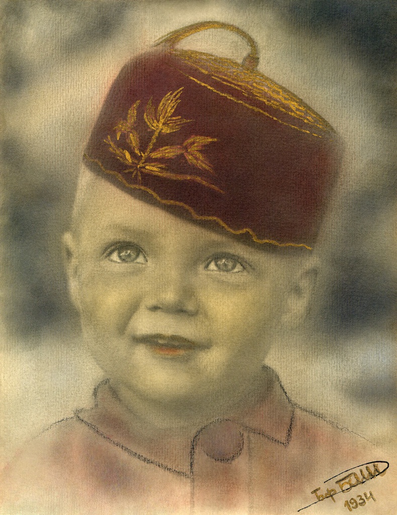 Портрет сына во дворе дома 10 на Житной улице, 1934 год, Москва. Автор – Борис Александрович Баш (Шишлянников) (1901–1942), фотограф, кинооператор и режиссер. Ретушь и ручная колоризация автора.