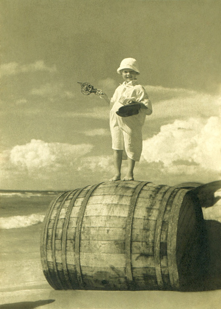 Портрет сына на берегу Черного моря в Анапе, 1938 год, Краснодарский край, г. Анапа. Автор – Борис Александрович Баш (Шишлянников) (1901–1942), фотограф, кинооператор и режиссер. Цвет фото от автора. Точка съемки выбрана условно.