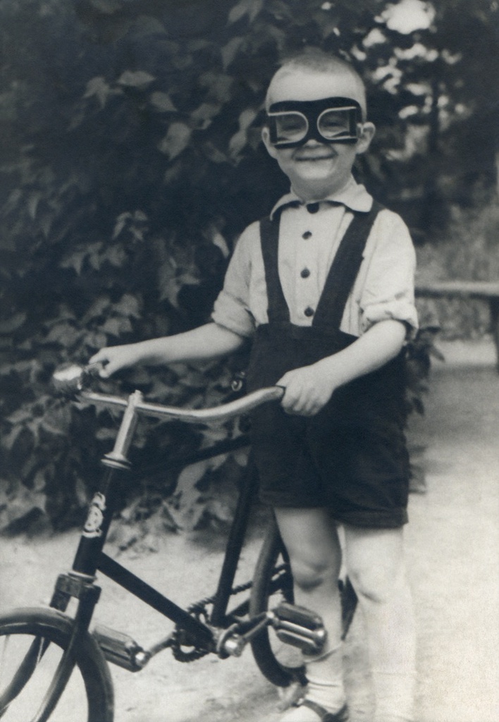 Портрет сына во дворе дома 10 на Житной улице, 1936 год, г. Москва. Автор – Борис Александрович Баш (Шишлянников) (1901–1942), фотограф, кинооператор и режиссер.