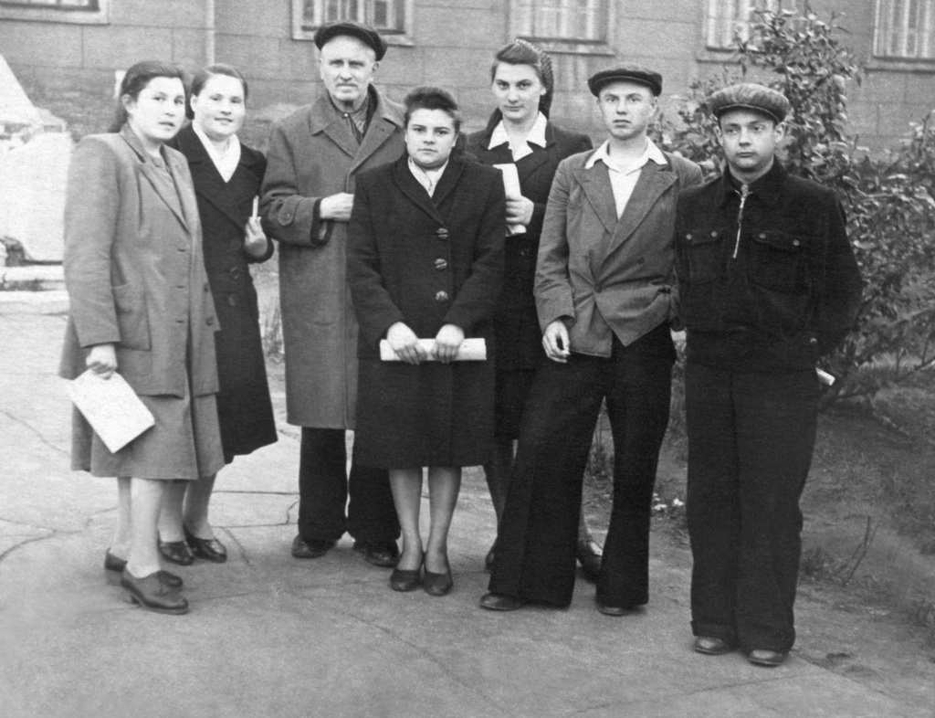 Ученики 5 класса «Б» Школы рабочей молодежи (ШРМ) № 57 со своим преподавателем во дворе школы на улице Осипенко, 1948 - 1949, г. Москва. Крайний справа – Олег Борисович Баш.