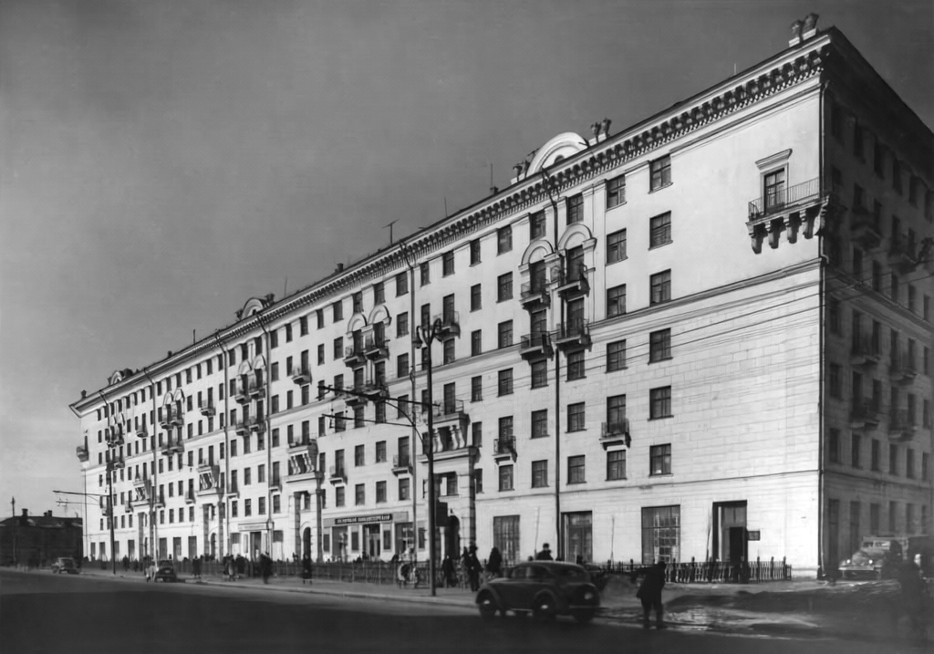 Новый жилой дом для рабочих и служащих завода имени Владимира Ильича на Житной улице, март 1953, г. Москва. Новый дом 10 на Житной улице был сдан в 1946 году и построен на месте старого двухэтажного дома 10.&nbsp;Фотографию прислал&nbsp;Вадим Олегович Рогге. Учетный номер в хранении Музея Москвы: ММ ОФ-12345. Госкаталог.&nbsp;