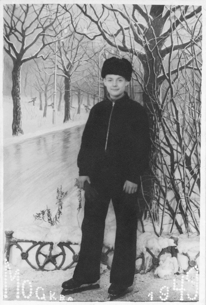 Олег Борисович Баш в фотоателье на катке в ЦПКиО имени Горького, 2 февраля 1949, г. Москва. Задний фон на фотографии нарисован на полотне.