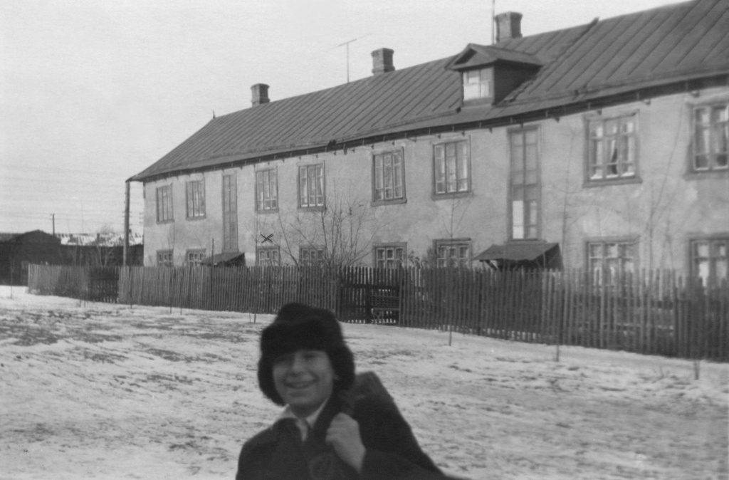 Москва, Нижние Котлы, Нижнекотловский переулок, дом 12, 1948 год, г. Москва. Дом в Нижних Котлах (территория современного района Нагорный в Южном округе Москвы). Крестиком на доме Олег Борисович Баш отметил квартиру, в которой он прожил с 1939 года более 10 лет (после переезда из дома 10 по Житной улице). Отсюда он пошел в 1 класс школы № 548, потом в 569 мужскую школу, закончил Ремесленное училище (РУ) № 57 и школу рабочей молодежи (ШРМ) № 57.&nbsp;В документе «Табель оценки знаний, поведения и прилежания ученика школы № 57 гор. Москвы на 1948/49 учебный год» (школа № 57 рабочей молодежи Москворецкого района Москвы), Нижнекотловский переулок, дом 12, кв. 9 – записан как адрес проживания родителей.&nbsp;На фото – приятель Олега Баша.
