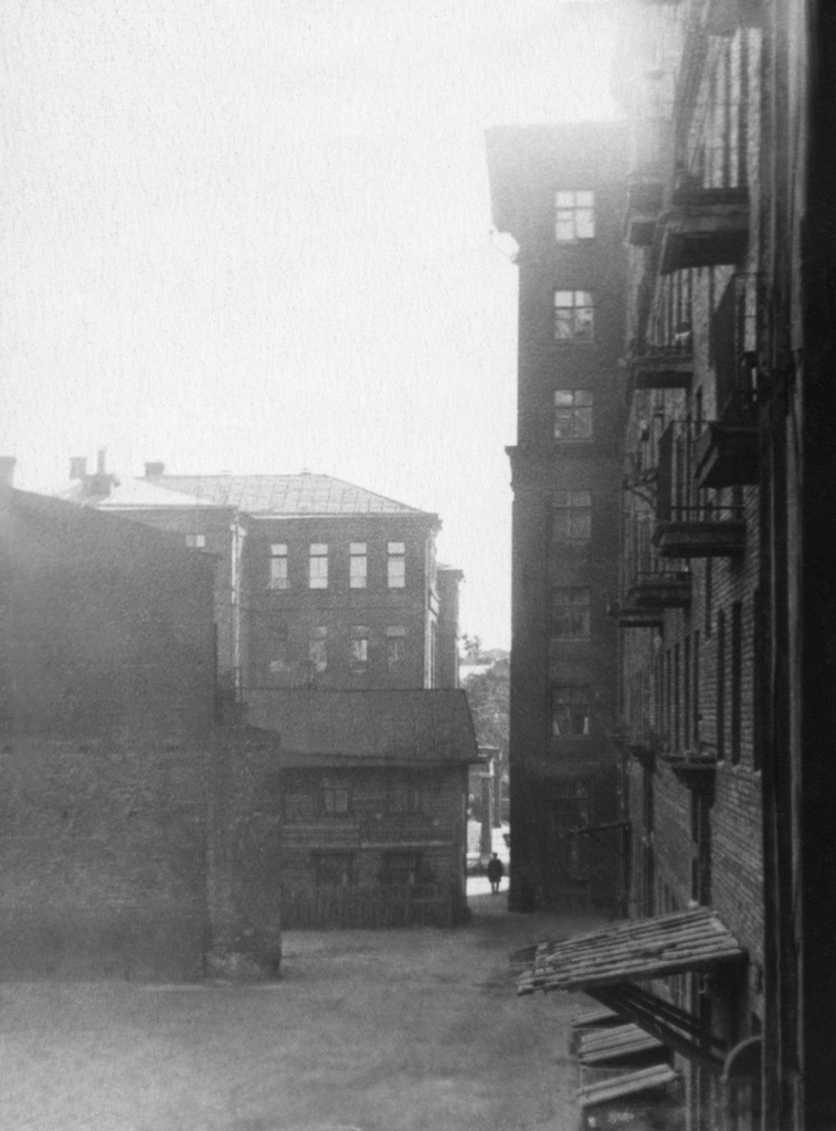 Вид из окна на двор дома 10 на Житной улице, 1950 год, г. Москва. В 1950 году Олег Борисович Баш с мамой и бабушкой переехал из Нижних Котлов в новый дом 10 на Житной улице, в комнату 12 м² в коммунальной квартире.&nbsp;На фотографии: вид из окна этой комнаты. Большое здание на заднем плане – школа № 628 (Житная улица, дом 6).