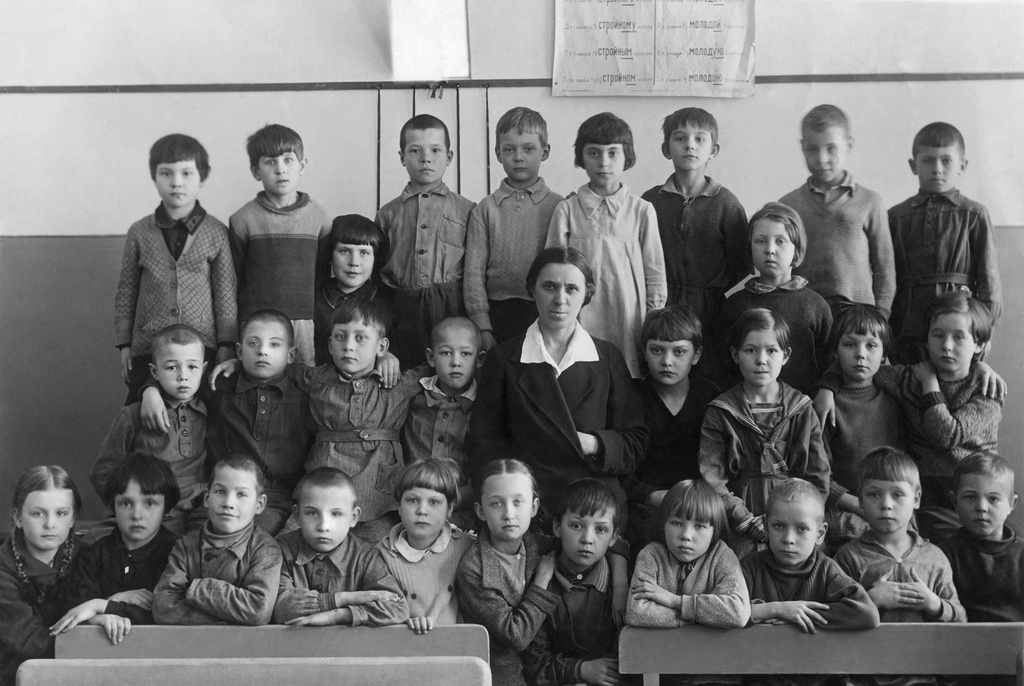 Школа № 548, 1 класс «А», 1940 год, г. Москва. Фото подписано: «1940 год. Школа 548, 1 класс. Учительница Татьяна Парфирьевна. Мне 8 лет».&nbsp;&nbsp;Олег Борисович Баш стоит 4-м слева в вернем ряду, он пошел в школу с 8 лет (дата рождения – 10 марта 1932). Портрет на стене бликует, вероятно. Интересно, что заявление в 1 класс на Олега подавали 10 июня 1939 года еще по адресу: Житная улица, дом 10, но старый дом пошел под снос и его семье дали комнату в Нижних Котлах. По справочнику 1940 года школа № 548 Москворецкого района города Москвы была по адресу: Нижние Котлы, дом 98 А.