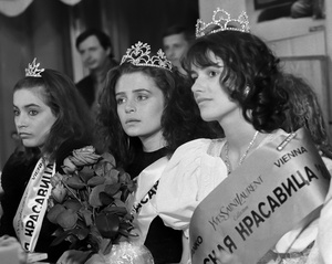 Участницы первого в СССР конкурса красоты «Московская красавица—88»: Елена Дурнева, Оксана Фандера, Маша Калинина, 12 июня 1988, г. Москва. Елена Дурнева, Оксана Фандера (второе место), Маша Калинина (первое место).