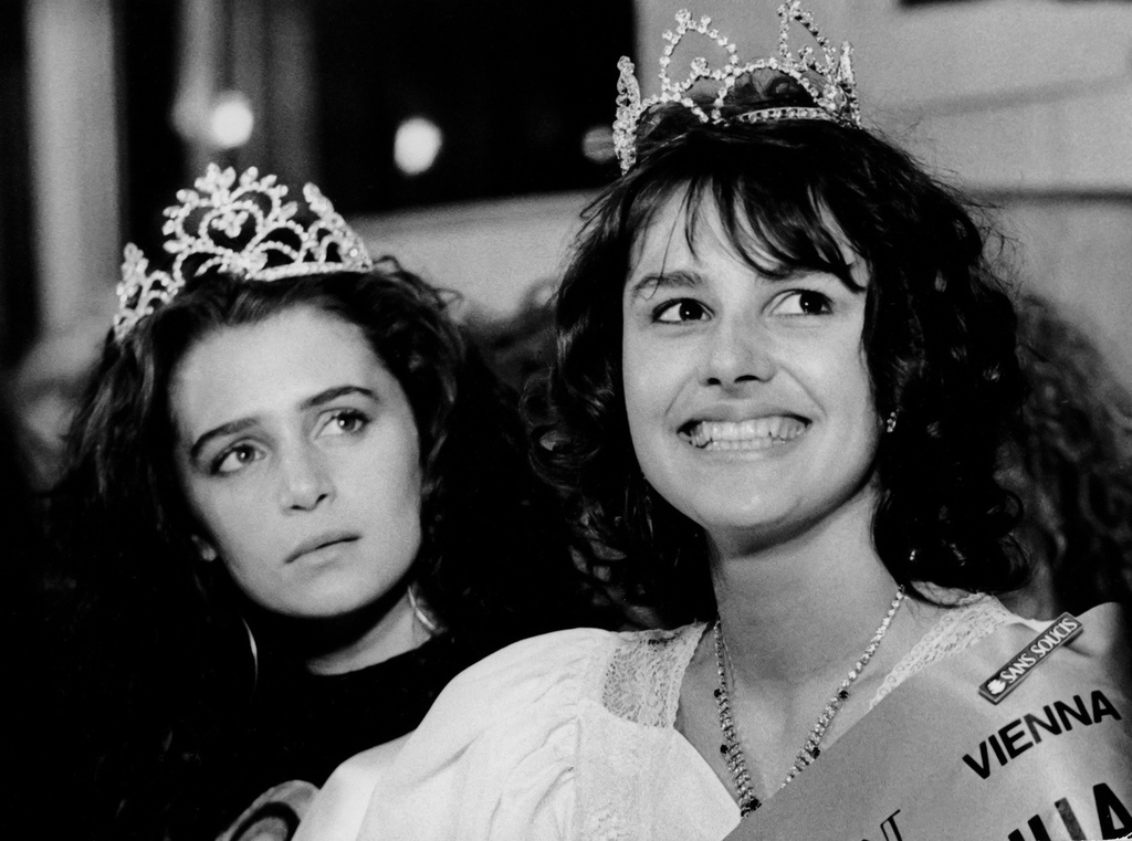 Участницы первого в СССР конкурса красоты «Московская красавица—88»: Оксана Фандера и Мария Калинина, занявшие второе и первое место соответственно, 12 июня 1988, г. Москва