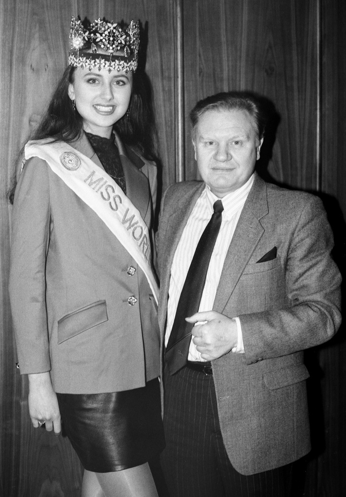 Победительница 42-го конкурса «Мисс мира» в Сан-Сити (ЮАР) Юлия Курочкина и фотокорреспондент Лев Медведев, 29 декабря 1992, г. Москва