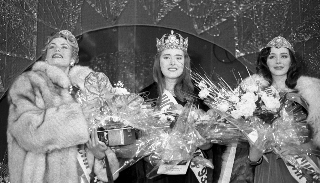 Победительницы первого конкурса красоты «Мисс Россия»: вице-мисс Россия Ольга Сысоева (слева), Ольга Малова (справа) и Мисс Россия Анна Байчик (по центру), 5 сентября 1993, г. Москва