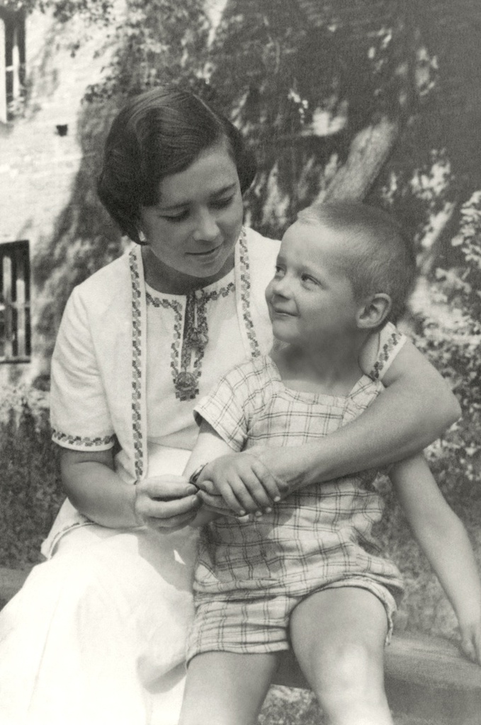 Портрет сестры и сына во дворе дома 10 на Житной улице, 1936 год, г. Москва. Родная сестра автора, Раиса Александровна (по мужу – Юношева). Позади виден снесенный в конце 1930-х – начале 1940-х трехэтажный дом, что стоял во глубине двора дома 10 на Житной улице. Автор – Борис Александрович Баш (Шишлянников) (1901–1942), фотограф, кинооператор и режиссер.